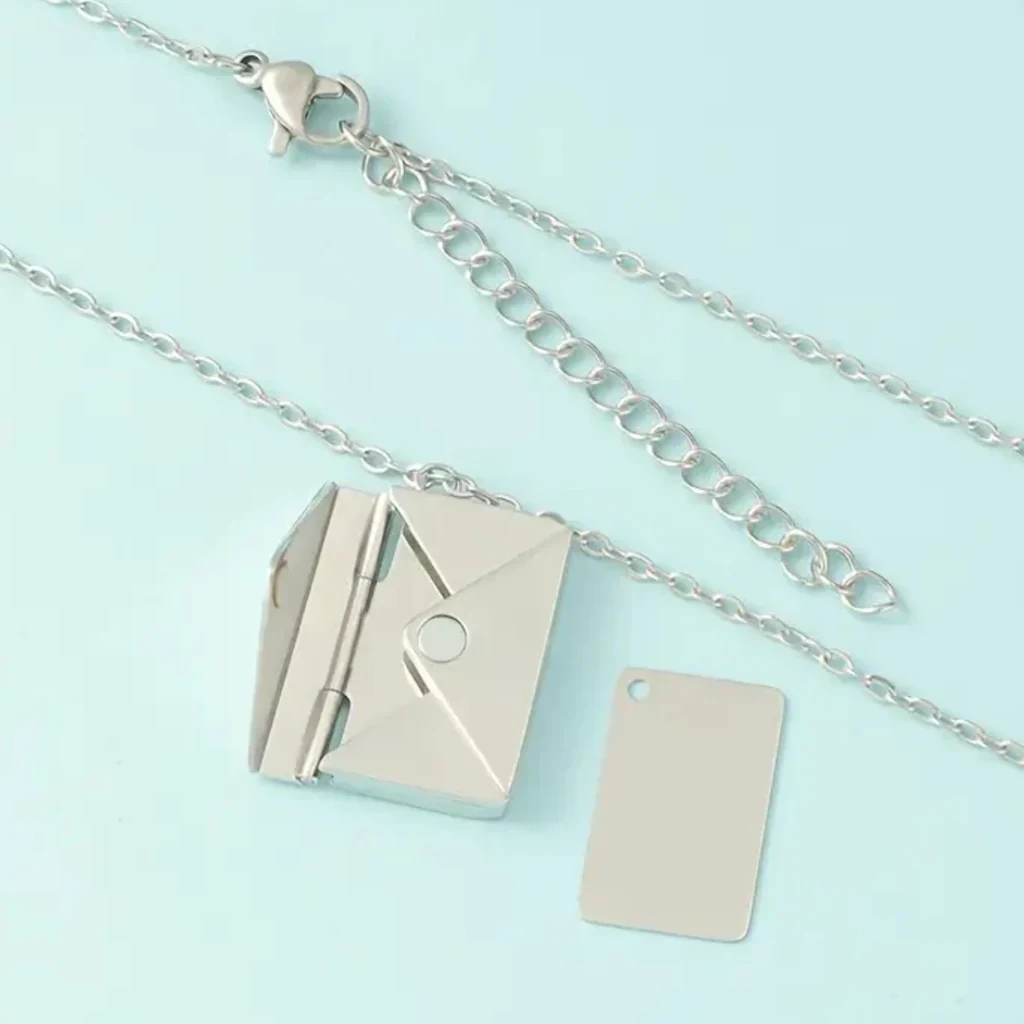 collar sobre de acero plateado.